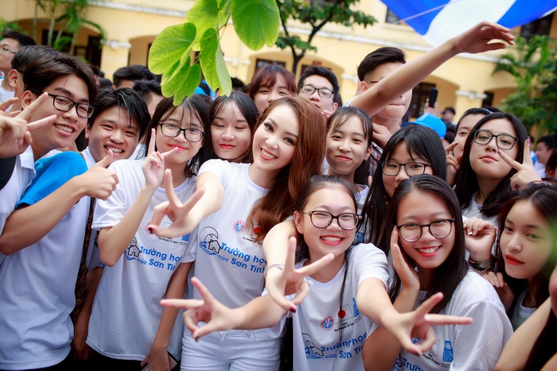 Á hậu Thụy Vân xuất hiện giản dị khi tham gia sự kiện tuyên truyền cho học sinh về thiên tai