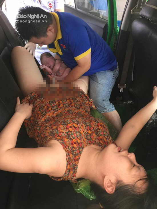 Anh Hoàng Đình Thông trở thành bà đỡ bất đắc dĩ giúp vợ vượt cạn, đón con chào đời trên xe taxi. Ảnh: BVĐK 115 NA cung cấp