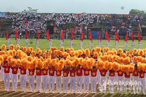 Màn đồng diễn ấn tượng của các vận động viên tham gia Đại hội thể dực thể thao huyện Quỳ Hợp. Ảnh: Phan Giang. 