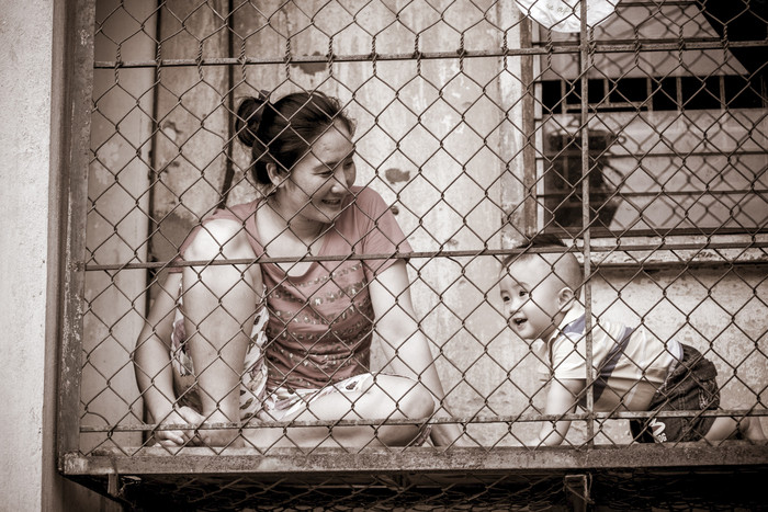 Hai mẹ con ở nhà tầng Quang Trung. Nụ cười là sức mạnh kỳ diệu giúp con người vượt qua ngay cả những hoàn cảnh khó khăn.