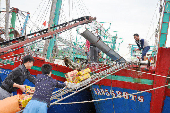 Anh em bạn tàu NA 95688 TS dự trữ nhiều mỳ tôm trước chuyến ra khơi dài ngày. Ảnh: Thu Huyền 