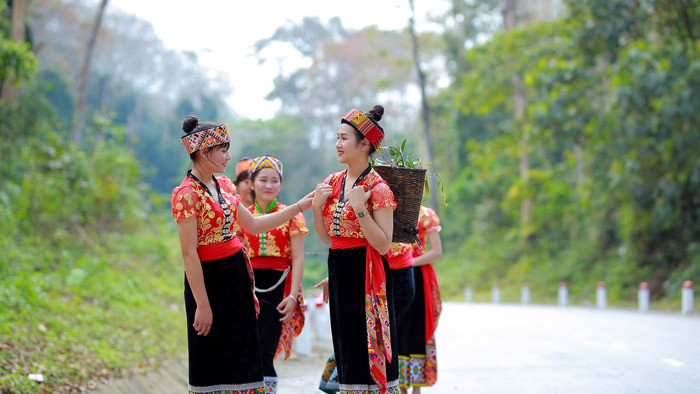Những cô gái đồng bào Thái đem quyễn rũ trong khu rừng. Đây được xem là “đặc sản” của khu vực miền Tây khi du khách đặt chân đến. Ảnh: Hồ Phương