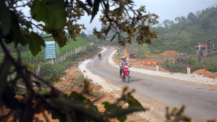 Lên với đỉnh Bù Chồng Cha có những khúc đường uốn lượn, cùng với đó là sự bủa vây của mây mù tạo cho cảm giác như đang đi ở một đất nước thuộc xứ cực Bắc lạnh lẽo.