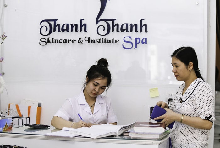 Thanh Thanh Spa thành lập ngày 28/04/2015 và nhanh chóng trở thành một trong những spa uy tín tại Nghệ An được khách hàng tín nhiệm. Xuất phát từ nhu cầu làm đẹp cho bản thân, Thanh Thanh Spa hội tụ những công nghệ thẩm mỹ tiên tiến hàng đầu phương Tây kết hợp với những tinh hoa làm đẹp bí truyền phương Đông. Ảnh: Đức Anh