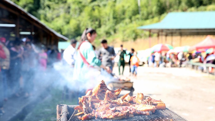 Lên với chợ phiên bạn không nên bỏ qua món thịt nướng của người vùng cao.