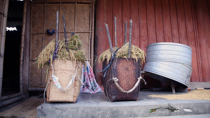 Những chiếc gùi vẫn được dùng cất lúa. Dù đã có những thứ thuận tiện hơn nhưng chiếc gùi vẫn được người nông dân vùng cao ưa dùng.