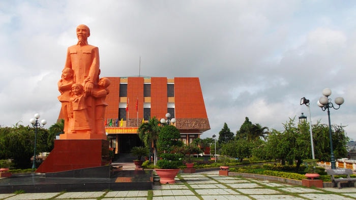 Đầu năm 1910, Bác Hồ đến Phan Thiết với cái tên Nguyễn Tất Thành. Người dạy chữ Hán và chữ Quốc ngữ cho học sinh lớp ba và tư tại trường Dục Thanh.