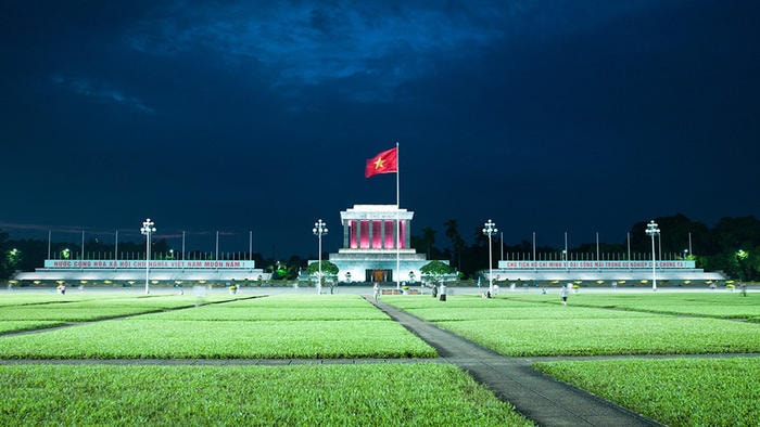 Ngày 2/9/1945 trên Quảng trường Ba Đình (Hà Nội), Chủ tịch Hồ Chí Minh đọc bản Tuyên ngôn Độc lập tuyên bố thành lập nước Việt Nam Dân chủ Cộng hòa.