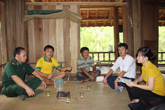 Bí thư Chi bộ bản Pà Kỉm, xã Hạnh Dịch (Quế Phong) trao đổi với đảng viên trẻ làm kinh tế giỏi.