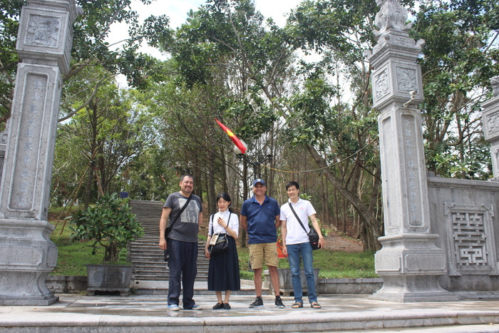 Đại biểu đến từ Nhật Bản và Mexico chụp hình lưu niệm và tham quan đền thờ Quang Trung trên núi Quyết, TP. Vinh. Ảnh: V.B