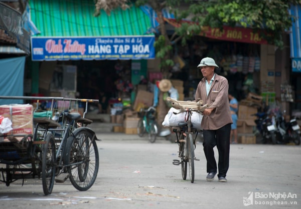 Bác Nguyễn Mạnh Thường ( 62 tuổi) quê ở xã Hưng Mỹ ( Hưng Nguyên), trước làm nghề xe đạp ôm ở khu vực Chợ Vườn hoa, sau không cạnh tranh  nổi với xe gắn máy nên chuyển vào chợ Vinh, ai thuê gì làm nấy, chủ yếu vẫn là chở hàng thuê.