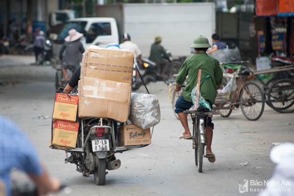 Quanh khu vực chợ Vinh, ngoài bác Nguyễn Mạnh Thường còn có 3 người cùng nghề xe đạp ôm chuyển vào đây làm. Giữa phố chợ ồn ào náo nhiệt, những người chạy 