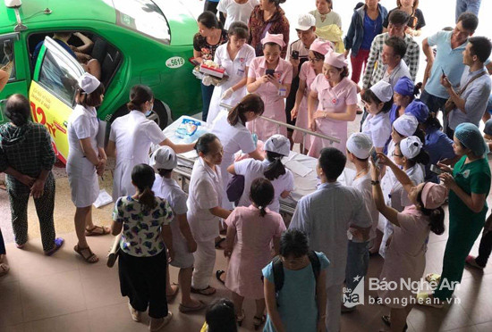 Giây phút chiếc xe taxi chở gia đình anh Thông chị Ly và con gái vừa lọt lòng đến bệnh viện. Ảnh: BVĐK 115 NA cung cấp