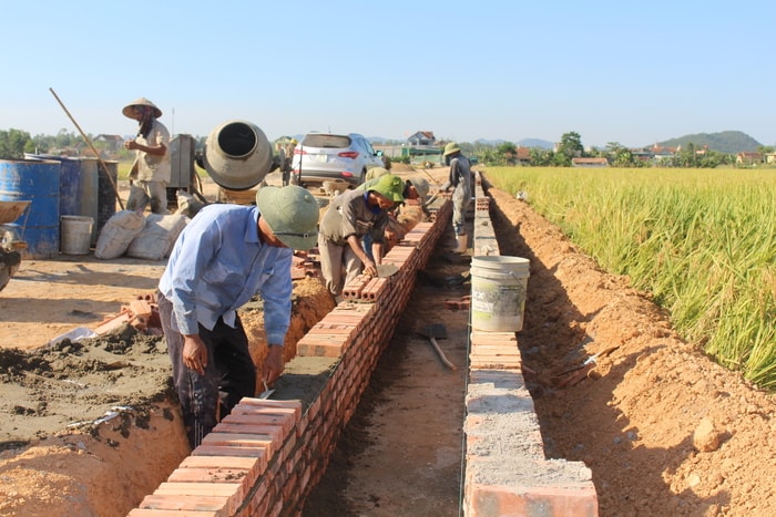 Thi công đường lên các xã miền tây huyện Quỳnh Lưu. Ảnh: Trân Châu