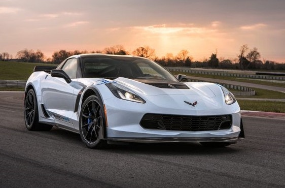 7. Chevrolet Corvette Z06. Trong nhiều thập kỷ qua, Chervolet Corvette luôn là một trong những chiếc xe thể thao mang tính biểu tượng nhất của Mỹ nên không có gì ngạc nhiên khi một trong những mô hình của nó nằm trong danh sách này. Với động cơ 650 mã lực và mô men xoắn cực đại 881 Nm được cung cấp từ động cơ V8 6.2 lít siêu tăng áp, Corvette Z06 sẽ có mức giá khởi điểm là 80.490 USD (khoảng 1,82 tỷ đồng).