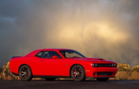 3. Dodge Challenger Hellcat. Nhưng nếu kiểu xe sedan 4 cửa của Charger không hấp dẫn bạn, thì ở vị trí ngay sau đó là mẫu xe Challenger Hellcat với cùng một động cơ điện. Thiết kế 2 cửa làm cho nó có giá thành rẻ hơn, Challenger Hellcat có giá khởi điểm là 63.590 USD (khoảng 1,44 tỷ đồng). Ngoài ra, còn có phiên bản cao cấp hơn là Dodge Challenger SRT Demon giá 86.090 USD (tương đương 1,95 tỷ đồng).