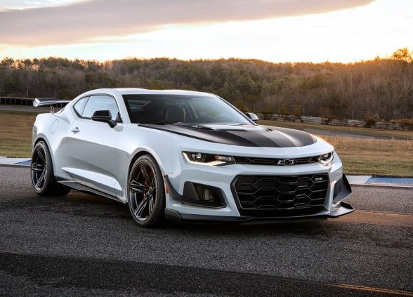 2. Chevrolet Camaro ZL1. Tiếp theo là một mẫu xe nữa đến từ Chevrolet. Chiếc Chervolet Camaro ZL1 này có công suất 650 mã lực và mô-men xoắn cực đại 881 từ động cơ V8 tăng áp 6.2 lít giống như Corvette Z06. Và chi phí để sở hữu xế hộp là 62.135 USD (khoảng 1,41 tỷ đồng).