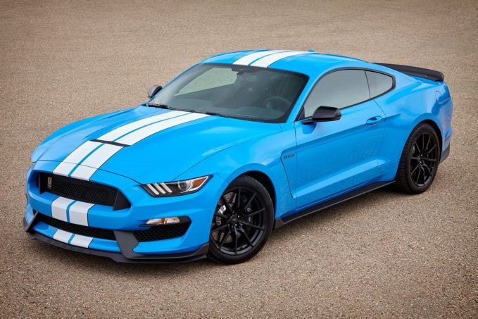 1. Ford Shelby GT350. Tuy nhiên mỗi khi nói đến mẫu xe giá trị nhất sở hữu 500 mã lực thì không có ứng cử viên nào có thể vượt qua Ford Shelby GT350. Nó có thể có sức mạnh lép vế hơn so với Camaro và Challenger với 526 mã lực và tốc độ mô-men xoắn cực đại 519 Nm, nhưng nó sẽ có một một mức giá 