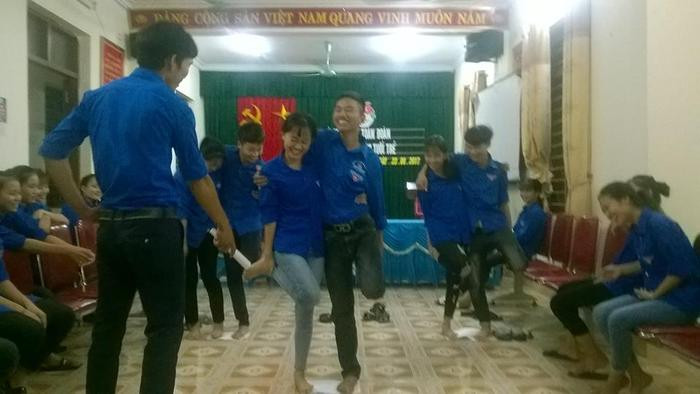 Chi đoàn xã Quỳnh Lỹ huyện Quỳnh Lưu hào hứng với các trò chơi.