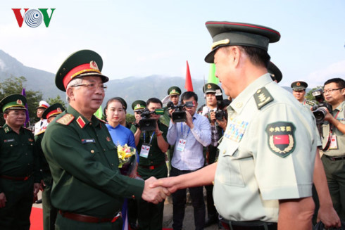 Thượng tướng Nguyễn Chí Vịnh bắt tay chào mừng Thượng tướng Phạm Trường Long, Phó Chủ tịch Quân ủy Trung ương (Trung Quốc) dẫn đầu đoàn đại biểu Trung Quốc.