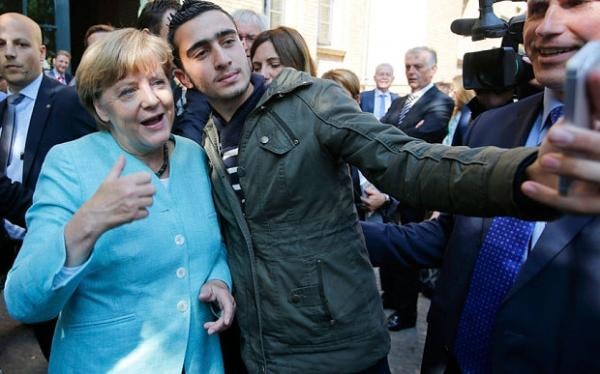 Bà Merkel được đánh giá là nhà lãnh đạo phù hợp nhất của nước Đức thống nhất. Ở Đức, bà Merkel có nickname là Mutti (co nghĩa là bà mẹ). Trong ảnh, bà thân mật chụp hình 