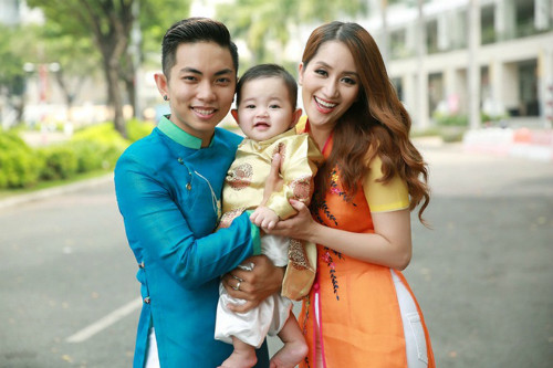 Khánh Thi cùng Phan Hiển và con trai.