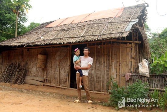 Ngôi nhà nơi em đang sống được kê tạm bợ bằng tranh tre nứa lá. Mỗi khi mưa xuống, cả gia đình không có được một chỗ ngủ yên lành. Anh Lô Văn Ma, bố Kim Anh cho biết, hàng tháng anh phải chạy ngược xuôi làm thuê được vài triệu đồng vừa trang trải ăn uống chi tiêu, vừa lo chữa bệnh cho con. Những vật dụng khi vợ chồng ra ở riêng như bát đũa, nồi niêu đều phải xin từ bố mẹ. Ảnh: Đào Thọ