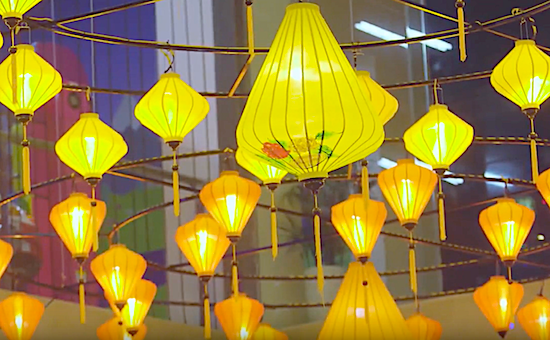 Không gian trang trí theo chủ đề truyền thống với lồng đèn đẹp lung linh ở VRC. Ảnh: Sơn Nguyễn.