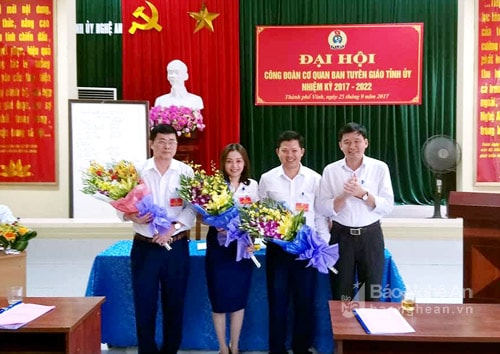 Tặng hoa cho các đồng chí Ủy viên Ban Chấp hành nhiệm kỳ 2012 - 2017. Ảnh: Sỹ Thành