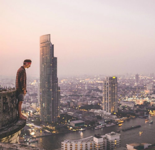 Chàng trai có tên Jack Morris đứng ở mép toà nhà cao tầng tại thủ đô Bangkok (Thái Lan) mà không có bất kỳ thiết bị bảo hộ nào.