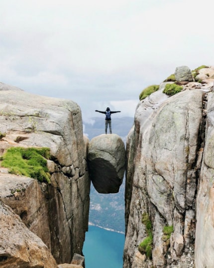 Kjeragbolten, tảng đá kẹt giữa 2 vách núi ở Na Uy cũng là điểm đến cho những người dũng cảm. 