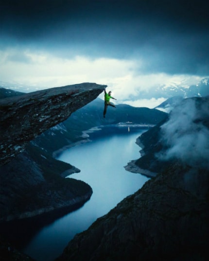 Tảng đá Trolltunga ở Na Uy từng được nhiều người ghé tới tham quan, chụp ảnh biểu diễn. Nhưng năm 2015, một nữ phượt thủ trẻ đã gặp nạn, rơi từ trên vách đá xuống tử vong.