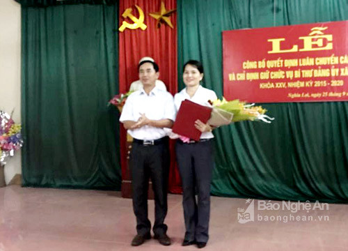 đồng chí Phan Tiến Hải - Phó Bí thư Thường trực Huyện ủy tặng hoa, chúc mừng đồng chí 
