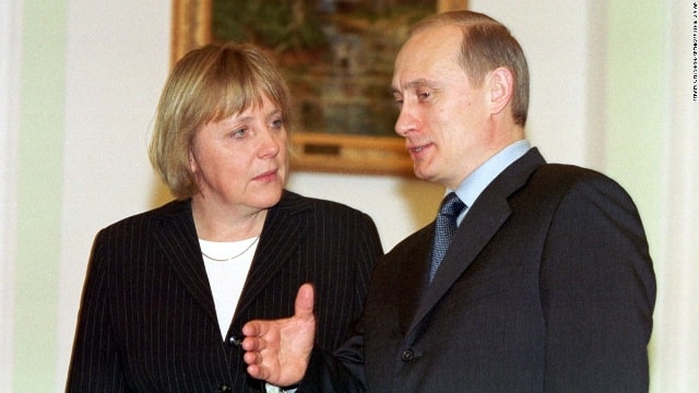 Bà Merkel gặp Tổng thống Nga Vladimir Putin vào năm 2002. Bà Merkel nói tiếng Nga thành thạo trong khi ông Putin có thể nói tiếng Đức. Những năm đầu tiên của Merkel trong vai trò lãnh đạo đảng CDU không hề dễ dàng. Bà phải đối đầu với các đối thủ nam nặng ký nhưng đã vượt qua trở ngại với sự cứng rắn và thận trọng.  Ảnh: Sputnik/AP.