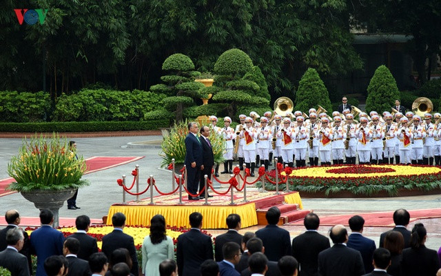 Thủ tướng Nguyễn Xuân Phúc mời Thủ tướng Orbán Viktor lên bục danh dự, quân nhạc cử Quốc thiều hai nước.