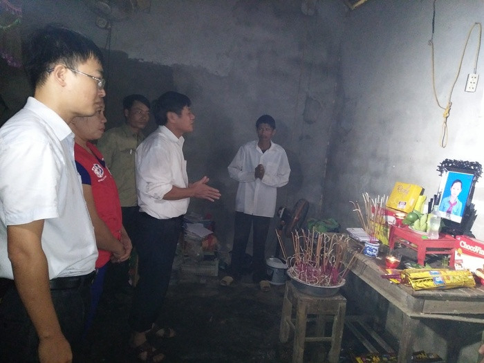 Đại diện các đơn vị, ngành chức năng huyện Anh Sơn thắp hương viếng em Nguyễn Lê Huyền Trang. Ảnh: Thái Hiền