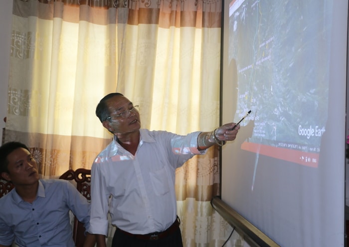 Lãnh đạo xã Nậm Càn ( Kỳ Sơn) thuyết trình phần đất sản xuất của người dân trên bản đồ. Ảnh: K.L