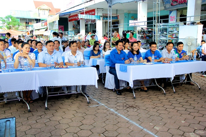 Đông đảo người dân đã đến tham gia lễ khai trương. Ảnh: Mỹ Nga