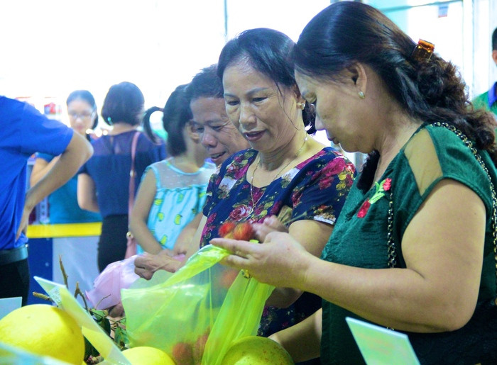 Đông đảo người dân tin tưởng và hài lòng khi lựa chọn sản phẩm. Ảnh: Mỹ Nga