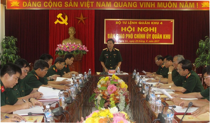 Trung tướng Nguyễn Tân Cương - Ủy viên Trung ương Đảng, Ủy viên Quân ủy Trung ương, Tư lệnh Quân khu chủ trì hội nghị.