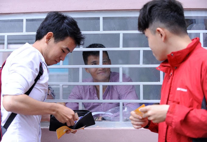 cong-vinh-cuoi-tuoi-ban-ve-tranh-thu-an-nhanh-de-vao-san-lam-viec
