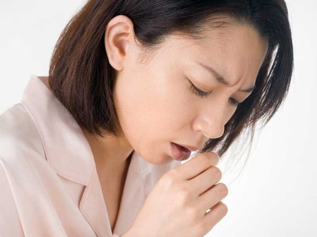 Ho dai dẳng, ho thành từng cơn, ho rát cả họng, khổ sở vì ho là triệu chứng rất dễ gặp trong điều kiện môi trường sống có nhiều ô nhiễm, thời tiết ẩm ướt. 