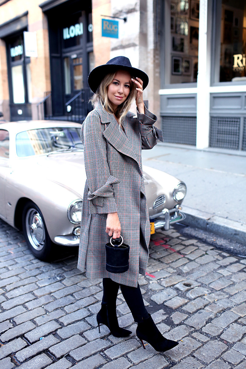 Bloger thời trang nổi tiếng Brooklyn Blonde cũng chọn áo khoác kẻ sọc nhỏ phối hiệu quả với skinny jeans, bốt gót nhọn kèm phụ kiện sành điệu khi xuống phố.