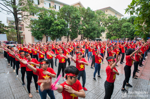 Sau vòng sơ khảo của 13 thí sinh, trường Đại học Y Khoa Vinh còn tổ chức nhảy Flashmob với sự tham gia của 200 bạn sinh viên hướng tới chương trình “Trường tôi là số 1”. Ảnh: Thành Cường