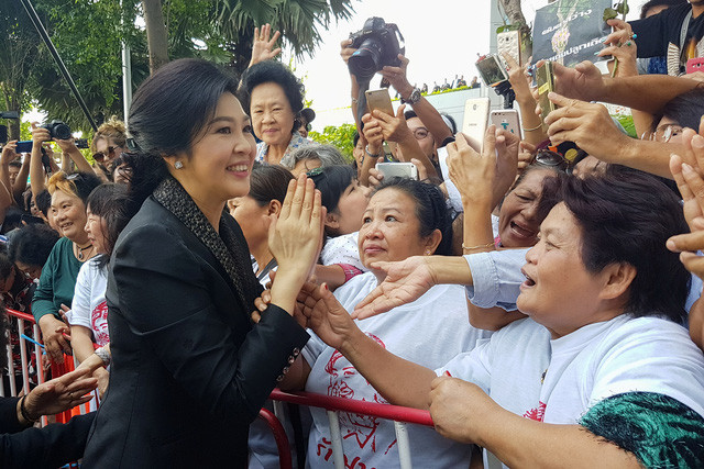 Cựu thủ tướng Yingluck Shinawatra trong một lần ra tòa ở Bangkok. Bà vẫn được nhiều người dân nghèo ủng hộ. Ảnh: Reuters