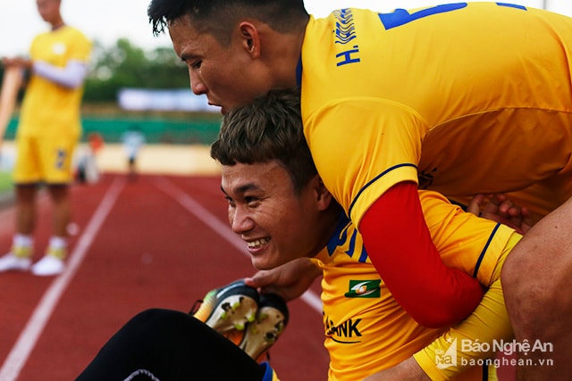 Sau 4 điểm có được trước SHB Đà Nẵng và B. Bình Dương tại V.League, các học trò của HLV Nguyễn Đức Thắng đang có được trạng thái tâm lý rất tốt. Mặc dù gặp nhiều khó khăn về lực lượng, tuy nhiên SLNA vẫn quyết tâm đạt thứ hạng cao nhất có thể tại đấu trường Cup QG để mang lại niềm vui cho người hâm mộ. Ảnh: Trung Kiên