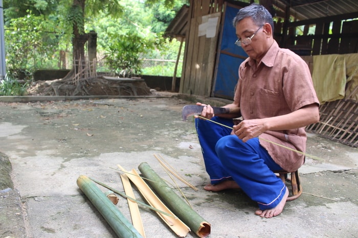 1.Ông Vang Trần Nhị, trú tại bản Can, xã Tam Thái (Tương Dương) được người dân trong và bản biết đến là một người đan ép xôi đẹp, ông cho biết “ Vật liệu thường được dùng để đan ép xôi là loại cây cùng họ với cây luồng nhưng nó lại có ông dài hơn và chỉ to bằng cổ tay là hết cỡ, tiếng Thái gọi là mày quắn. Ngoài ra có thể đan bằng giang, tre và cũng có thể là nứa” Ảnh: Đình Tuân