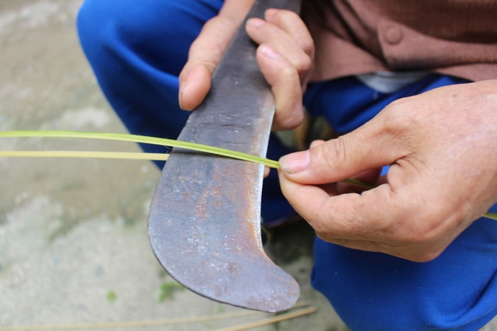 Sau khi lấy nguyên liệu từ trong rừng về sẽ được chẻ nhỏ và lước mong. Ảnh: Đình Tuân