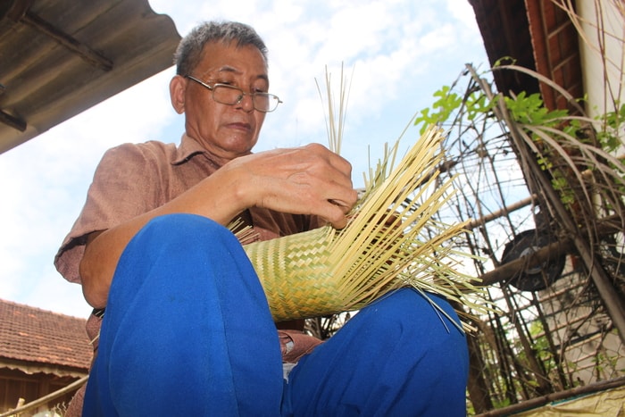 Ông Nhị chia sẻ, đan ép xôi cũng như đan các vật dụng khác đều không khó lắm, miễn là đó phải cần cù chịu khó và đặc biệt là sáng dạ một tý thì đều có thể đan được. Ảnh: Đình Tuân