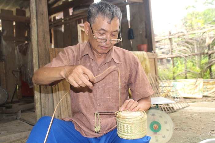 Công đoạn cuối cùng là khâu đế của ép. Ảnh: Đình Tuân
